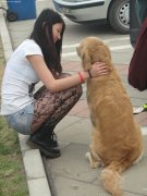 ���ս�ͷ����¶�����Ů��