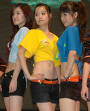 �ų�չ̨�ϵ���Ů��